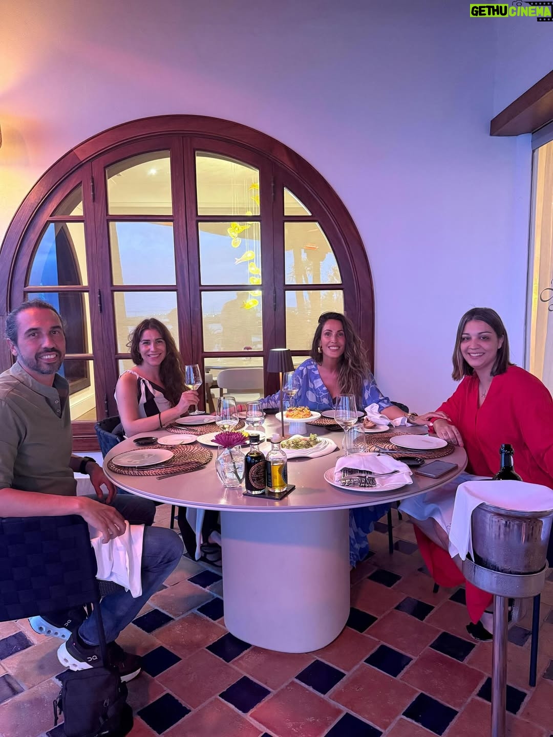 Malú - 43.7K Likes - Días maravillosos de desconexión en Lanzarote! En un lugar mágico q ya se está empezando a convertir en mi casa… 
He comido, he reído, he bailado, he disfrutado de mi familia, he descansado, los más peques no han parado ni un minuto… 
Y todo en este maravilloso lugar @princesayaiza en el q una vez más nos han tratado increíble haciéndonos sentir como en casa ❤️
Han sido días muy felices para todos! 
Millones de gracias !