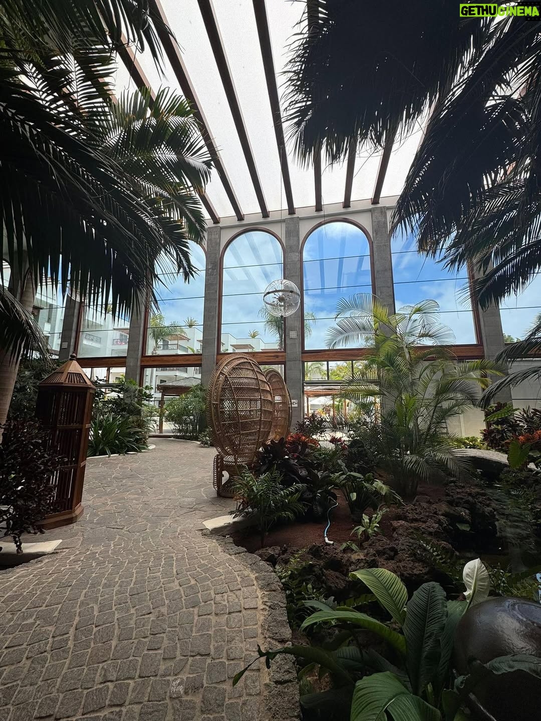 Malú - 43.7K Likes - Días maravillosos de desconexión en Lanzarote! En un lugar mágico q ya se está empezando a convertir en mi casa… 
He comido, he reído, he bailado, he disfrutado de mi familia, he descansado, los más peques no han parado ni un minuto… 
Y todo en este maravilloso lugar @princesayaiza en el q una vez más nos han tratado increíble haciéndonos sentir como en casa ❤️
Han sido días muy felices para todos! 
Millones de gracias !