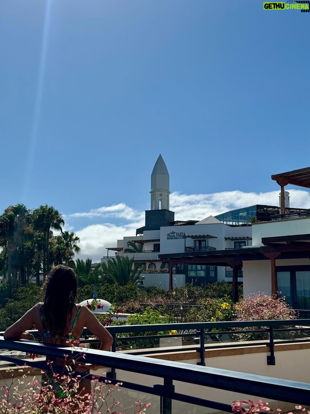 Malú - 43.7K Likes - Días maravillosos de desconexión en Lanzarote! En un lugar mágico q ya se está empezando a convertir en mi casa… 
He comido, he reído, he bailado, he disfrutado de mi familia, he descansado, los más peques no han parado ni un minuto… 
Y todo en este maravilloso lugar @princesayaiza en el q una vez más nos han tratado increíble haciéndonos sentir como en casa ❤️
Han sido días muy felices para todos! 
Millones de gracias !