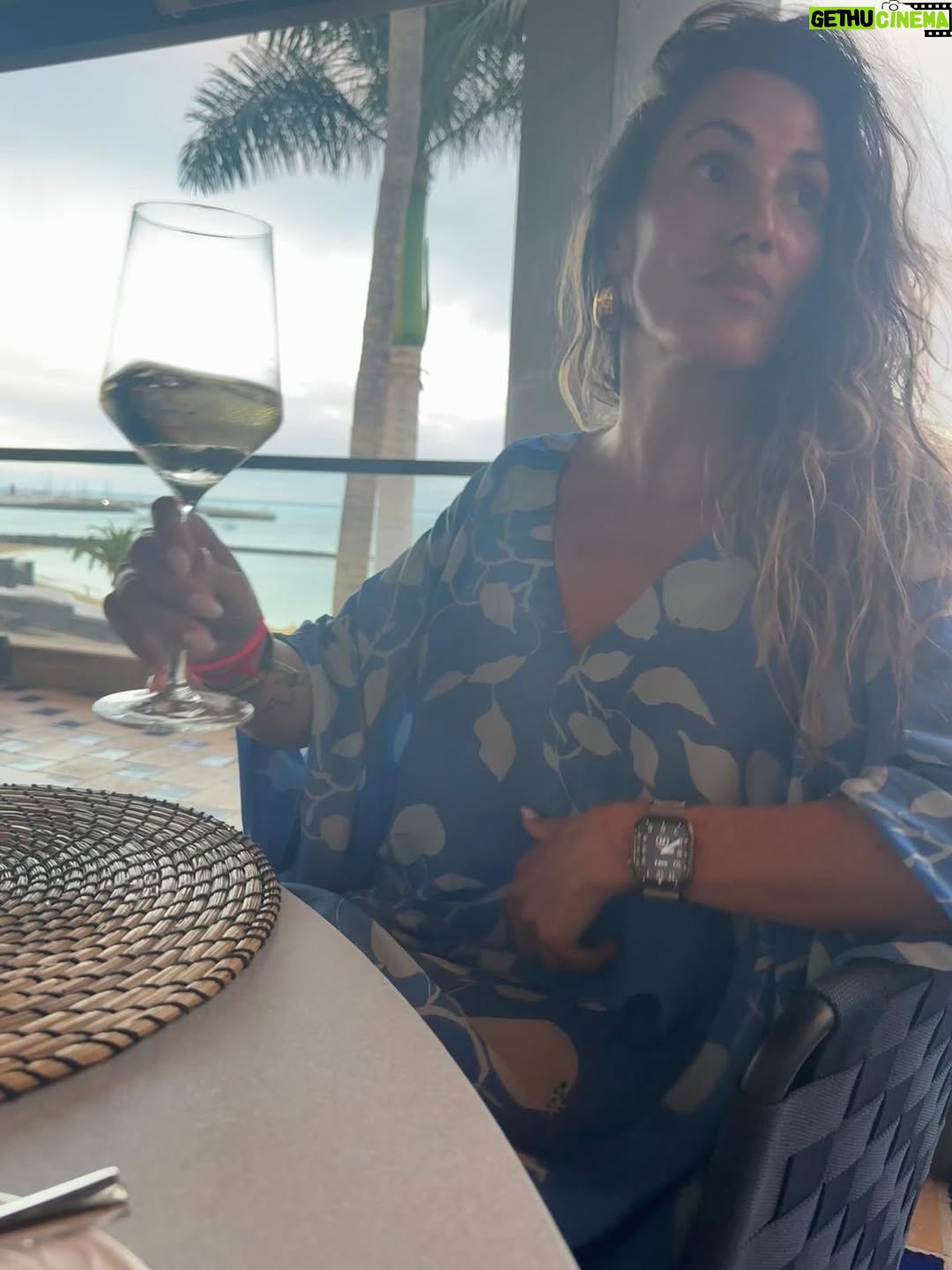 Malú - 43.7K Likes - Días maravillosos de desconexión en Lanzarote! En un lugar mágico q ya se está empezando a convertir en mi casa… 
He comido, he reído, he bailado, he disfrutado de mi familia, he descansado, los más peques no han parado ni un minuto… 
Y todo en este maravilloso lugar @princesayaiza en el q una vez más nos han tratado increíble haciéndonos sentir como en casa ❤️
Han sido días muy felices para todos! 
Millones de gracias !