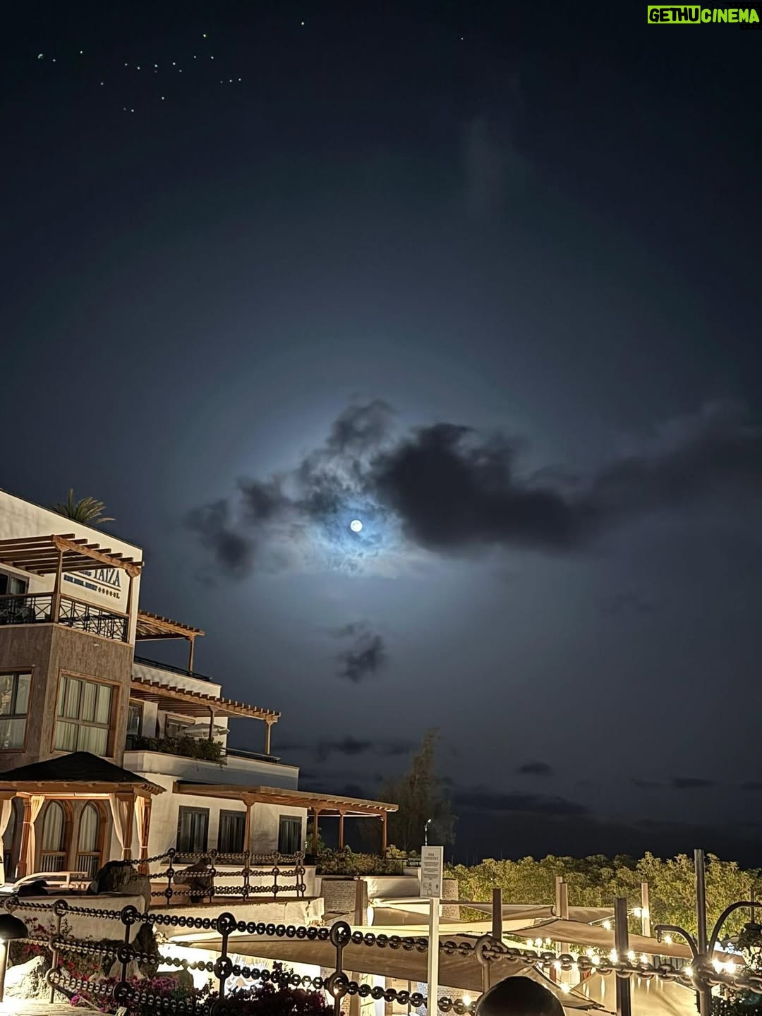 Malú - 43.7K Likes - Días maravillosos de desconexión en Lanzarote! En un lugar mágico q ya se está empezando a convertir en mi casa… 
He comido, he reído, he bailado, he disfrutado de mi familia, he descansado, los más peques no han parado ni un minuto… 
Y todo en este maravilloso lugar @princesayaiza en el q una vez más nos han tratado increíble haciéndonos sentir como en casa ❤️
Han sido días muy felices para todos! 
Millones de gracias !