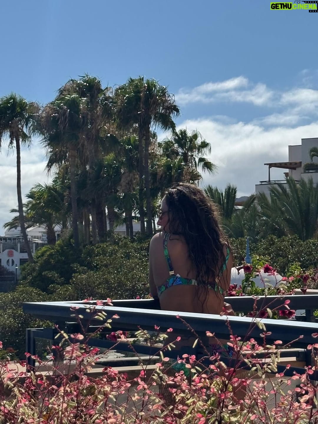 Malú - 43.7K Likes - Días maravillosos de desconexión en Lanzarote! En un lugar mágico q ya se está empezando a convertir en mi casa… 
He comido, he reído, he bailado, he disfrutado de mi familia, he descansado, los más peques no han parado ni un minuto… 
Y todo en este maravilloso lugar @princesayaiza en el q una vez más nos han tratado increíble haciéndonos sentir como en casa ❤️
Han sido días muy felices para todos! 
Millones de gracias !