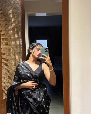 Malvika Nair Instagram - 🖤☺️🦆