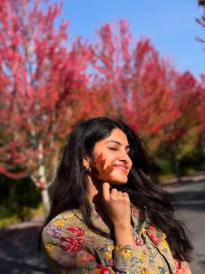 Manasa Varanasi Instagram - Fall leaves, pristine air and glacier water .. obsessed 🍁🧊🌬️ nature’s gourmet. Love you Seattle 🤍 

#gratitude #fall #leaves 
#seattle #instagood #instamood 
#waterfall #air #breathe