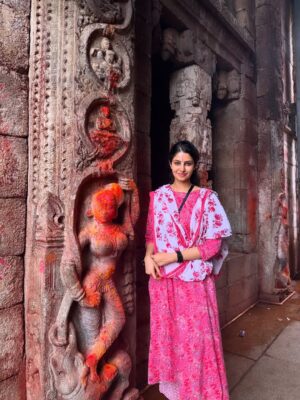 Manasa Varanasi Instagram - First time climbing the hills to Tirumala - core memory for life 🌸 To every squirrel, monkey, small temple, fruit seller, sculpture and fellow pilgrim, I see you, I carry a piece of your grace with me 🤍

PC @anudeep_munna 

#gratitude #blessed 
#instagood #instamood 
#govinda #love