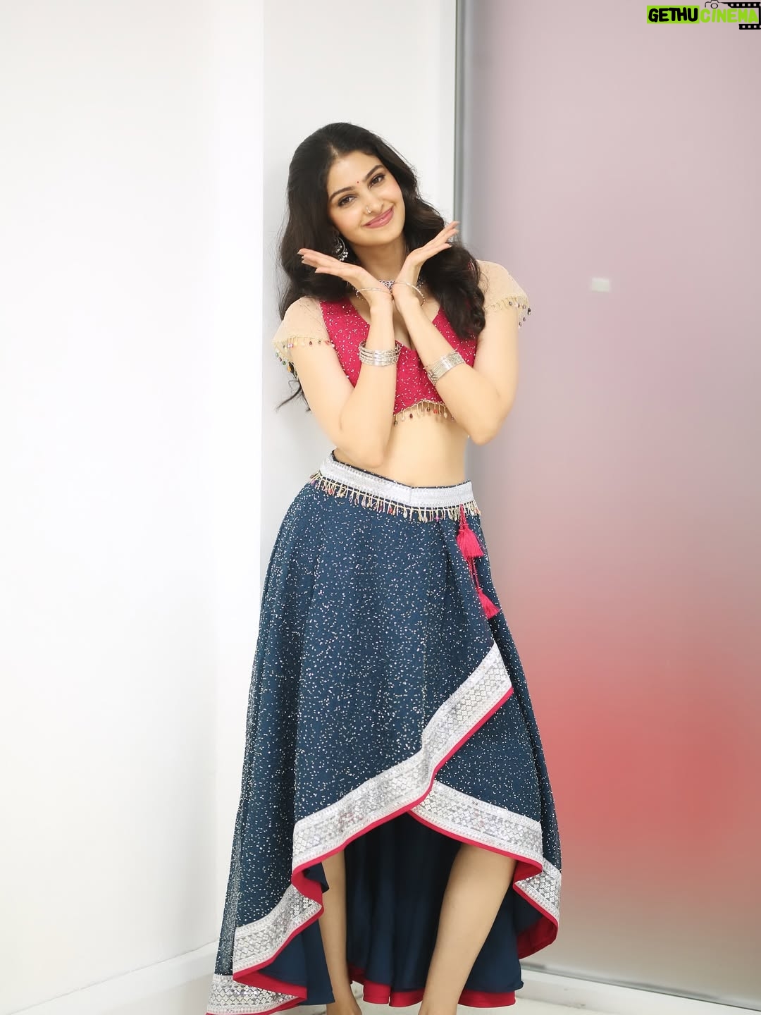 Manasa Varanasi - 31.4K Likes - Dancing with the cosmos 🌌🪐

Styling @manogna_gollapudi 
Accessories @sholdsherni 

#cosmos #stars 
#dance #instamood 
#instagood #flow