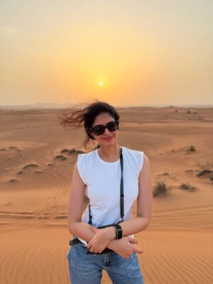 Manasa Varanasi Instagram - Catching golden hours in golden sands ☀️🏜️

📷 @anudeep_munna 

#desert #safari #goldenhour 
#instagood #instamood 
#gratitude #freedom #sunset