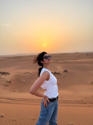 Manasa Varanasi Instagram - Catching golden hours in golden sands ☀️🏜️

📷 @anudeep_munna 

#desert #safari #goldenhour 
#instagood #instamood 
#gratitude #freedom #sunset