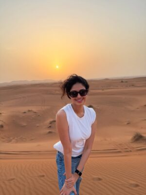 Manasa Varanasi Instagram - Catching golden hours in golden sands ☀️🏜️

📷 @anudeep_munna 

#desert #safari #goldenhour 
#instagood #instamood 
#gratitude #freedom #sunset