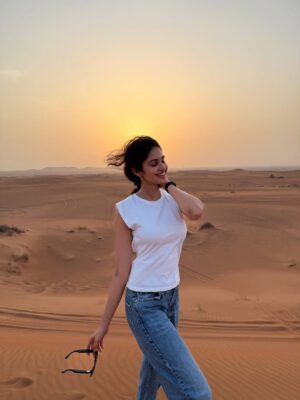 Manasa Varanasi Instagram - Catching golden hours in golden sands ☀️🏜️

📷 @anudeep_munna 

#desert #safari #goldenhour 
#instagood #instamood 
#gratitude #freedom #sunset