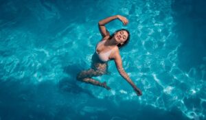 Manjari Fadnnis Instagram - ‘Coz i was born a Waterbaby, swimming with these times. 
The grooves that turn the grey to sunshine. 
Coz i will live through days that break me swimming with these times. 
The grooves that turn the grey to sunshine.’ 
-Tom Misch
🩵🩵🩵🩵🩵

📸 @rakeshsidana 

#swim #poolside #summer #waterbaby