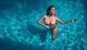 Manjari Fadnnis Instagram - ‘Coz i was born a Waterbaby, swimming with these times. 
The grooves that turn the grey to sunshine. 
Coz i will live through days that break me swimming with these times. 
The grooves that turn the grey to sunshine.’ 
-Tom Misch
🩵🩵🩵🩵🩵

📸 @rakeshsidana 

#swim #poolside #summer #waterbaby