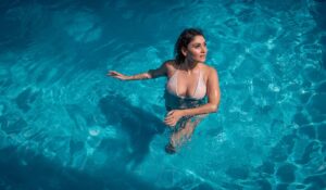 Manjari Fadnnis Instagram - ‘Coz i was born a Waterbaby, swimming with these times. 
The grooves that turn the grey to sunshine. 
Coz i will live through days that break me swimming with these times. 
The grooves that turn the grey to sunshine.’ 
-Tom Misch
🩵🩵🩵🩵🩵

📸 @rakeshsidana 

#swim #poolside #summer #waterbaby