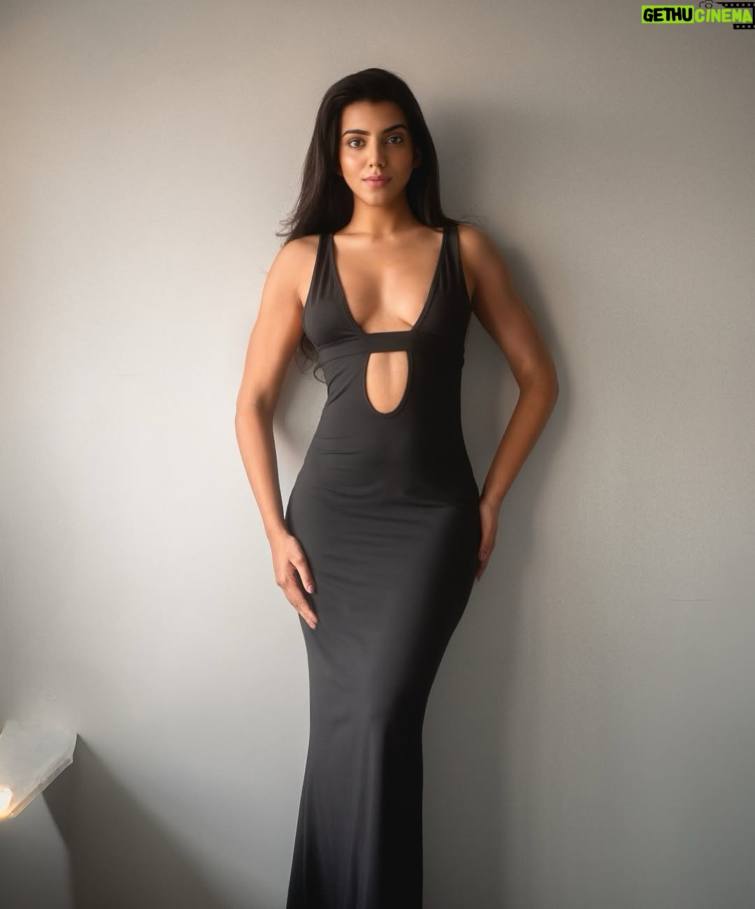 Mannat Khanna - 2.2K Likes - Elegance whispered in black🖤
:
:
:
:
#mannatkhanna