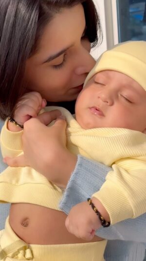 Mansi Bhanushali Instagram - BUA ON DUTY ✨💛

#explore #explorepage #baby #babyboy #babyreels #foryou #foryoupage #mybaby