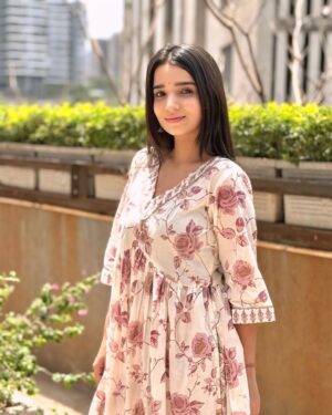 Mansi Bhanushali Instagram - Dress me in flowers 🌸💕