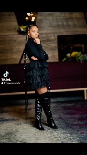 Mapula Mafole Instagram - Strength & Honour 🖤

💇🏽‍♀️: @esonaturals6 
📸: @wadinepe