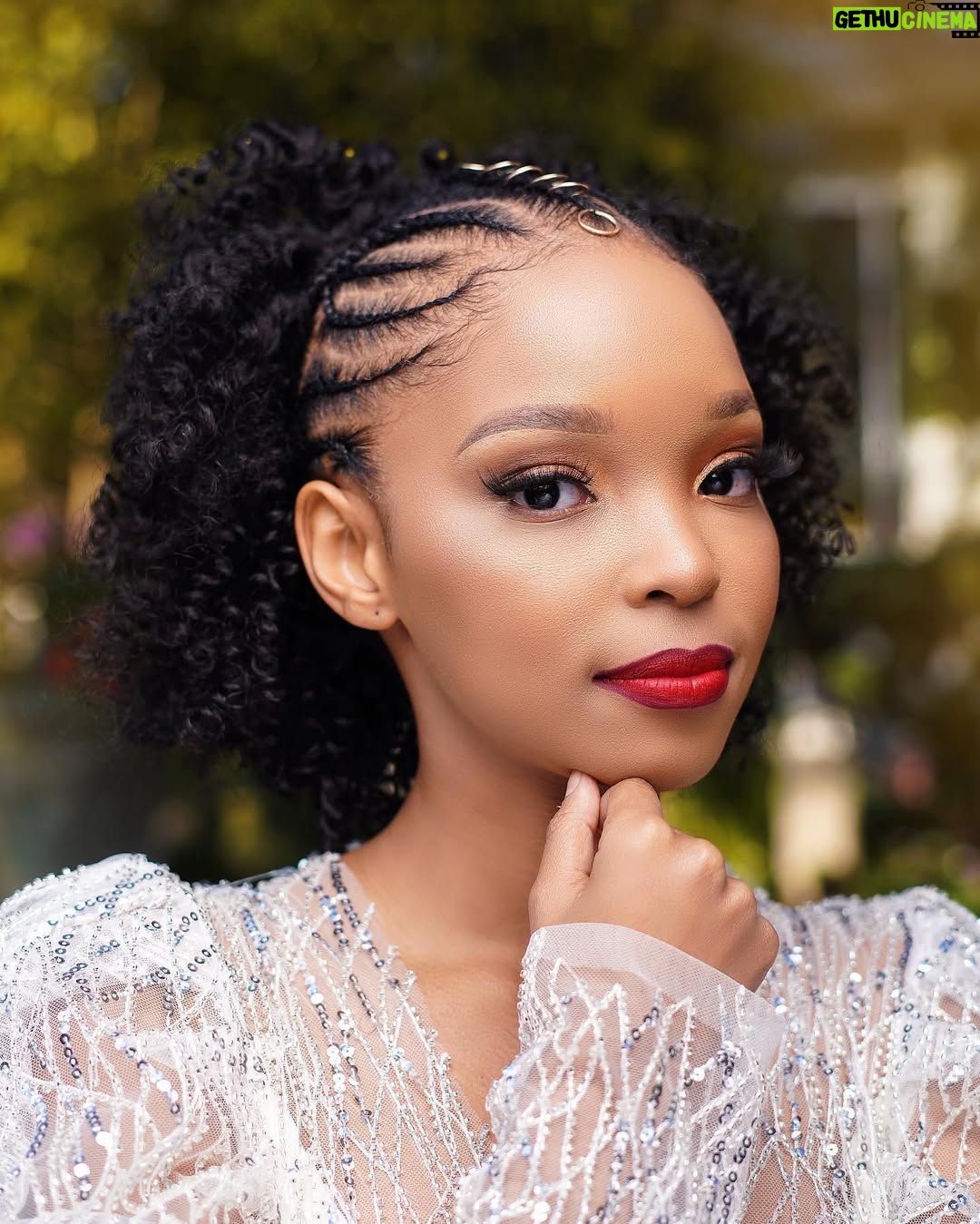 Mapula Mafole - 10.6K Likes - Its in the details… 

💇🏽‍♀️: @esonaturals6 
💄: @makeupbyzodwa 
👗: @mellona_creations 
📸: @tmd_photography3