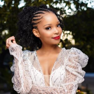 Mapula Mafole Instagram - @esonaturals6 always making sure I have fresh lines 🙌🏽❤️

💇🏽‍♀️: @esonaturals6 
👗: @mellona_creations 
💄: @makeupbyzodwa 
📸: @tmd_photography3