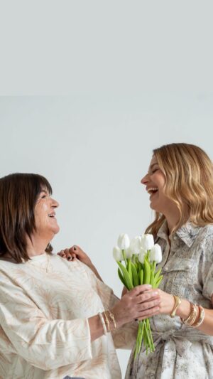 Marcela Kloosterboer Instagram - Mamá, tu estilo me inspira ✨ 19 de Octubre | Día de la Madre. 

Marcela & Cristina ✨ 

Este día de la madre regálale algo especial. Disfruta de su sonrisa y abrazala con fuerza. 

#indiastyle #springsummer26 #díadelamadre