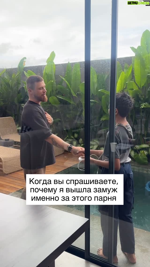 Margarita Gerasimovich - 133.9K Likes - Несколько раз подряд чистильщик бассейна приходил к нам со своим сыном. Видимо, некуда малого было деть. Тот скромно сидел в углу, пока папа работает, и тихонько играл в роблокс на телефоне или слушал музыку. Федя заметил, что у него нет наушников, подошёл и подарил ему свои эирподсы. Коротко о моём муже… Порой, благодаря таким вот бытовым житейским моментам, я вспоминаю, почему однажды выбрала этого парня ❤️‍🩹