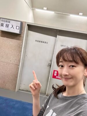 Mari Hanafusa Instagram - 「バグダッド・カフェ」のお稽古、まだ全員揃ってではありませんが、スタートしています。

なんとそのお稽古場に！覚えています？
そう、帝劇ラストのコンサートの冒頭に出てきた「帝劇楽屋口」のセットです。

こんなところに〜とびっくりしてしまいました😳

稽古場の仕切りになっていて、この扉の向こう側で歌稽古しています🎵

#バグダッドカフェ#ミュージカル