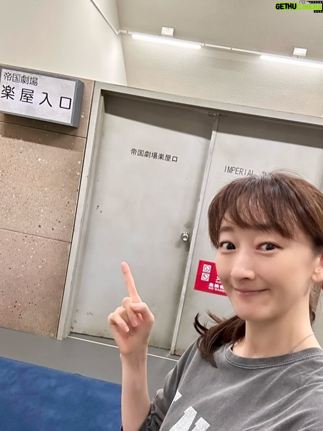 Mari Hanafusa - 4.5K Likes - 「バグダッド・カフェ」のお稽古、まだ全員揃ってではありませんが、スタートしています。

なんとそのお稽古場に！覚えています？
そう、帝劇ラストのコンサートの冒頭に出てきた「帝劇楽屋口」のセットです。

こんなところに〜とびっくりしてしまいました😳

稽古場の仕切りになっていて、この扉の向こう側で歌稽古しています🎵

#バグダッドカフェ#ミュージカル