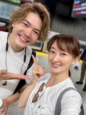 Mari Hanafusa Instagram - 今日は神戸で「べらぼう　ありがた山のコンサート」。
いざ新幹線で神戸へ🚅
乗る号車のところでディズニーコンサートで大阪に向かうシュガー（佐藤隆紀さん）にばったり！😆

こんな偶然あるんでしょうか、同じ電車の同じ号車。
2人とも久々の再会に喋る喋る🤣🤣

あいにくの雨で富士山は見られませんでしたが、シュガーに会えたので良きです🗻

素敵な一日になりそうです。みなさま、後ほど神戸国際会館ホールでお待ちしております。
#佐藤隆紀　さん#べらぼう#花總まり