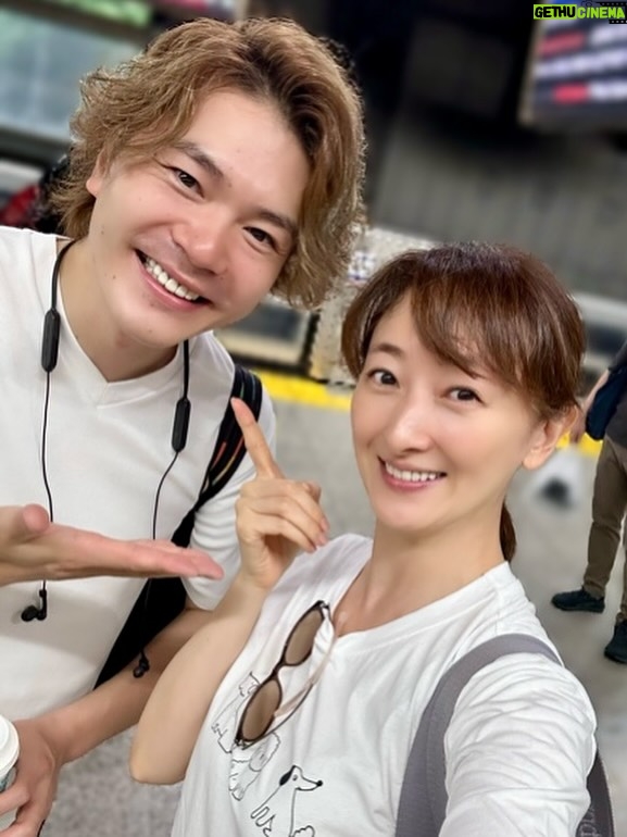 Mari Hanafusa - 7.7K Likes - 今日は神戸で「べらぼう　ありがた山のコンサート」。
いざ新幹線で神戸へ🚅
乗る号車のところでディズニーコンサートで大阪に向かうシュガー（佐藤隆紀さん）にばったり！😆

こんな偶然あるんでしょうか、同じ電車の同じ号車。
2人とも久々の再会に喋る喋る🤣🤣

あいにくの雨で富士山は見られませんでしたが、シュガーに会えたので良きです🗻

素敵な一日になりそうです。みなさま、後ほど神戸国際会館ホールでお待ちしております。
#佐藤隆紀　さん#べらぼう#花總まり
