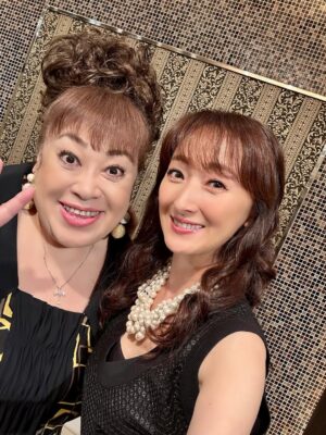 Mari Hanafusa Instagram - 今日はミュージカル「バグダッド•カフェ」の制作発表でした。くみさん（森公美子さん）と2人で「Calling you」を歌唱披露しました♪
素敵な曲ですが、やはり緊張する〜💦
終わってからも取材、撮影と一日かがりでクタクタになりましたが、だんだんと「バグダッド•カフェ」モードになってきております☺️
11/2からシアタークリエ、そして愛知、大阪、富山と行きます！詳しくは公式HPをご覧ください。
ぜひ皆様観にいらしてくださいね😊
衣装　malo  マーロ
#malo
#森公美子　さん#花總まり#バグダッドカフェ#シアタークリエ#