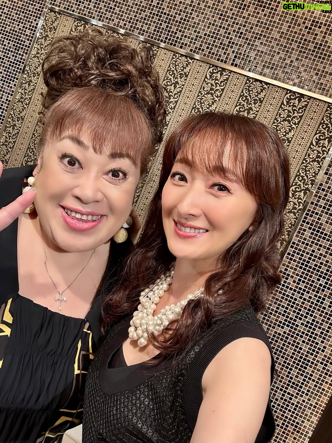 Mari Hanafusa - 4.6K Likes - 今日はミュージカル「バグダッド•カフェ」の制作発表でした。くみさん（森公美子さん）と2人で「Calling you」を歌唱披露しました♪
素敵な曲ですが、やはり緊張する〜💦
終わってからも取材、撮影と一日かがりでクタクタになりましたが、だんだんと「バグダッド•カフェ」モードになってきております☺️
11/2からシアタークリエ、そして愛知、大阪、富山と行きます！詳しくは公式HPをご覧ください。
ぜひ皆様観にいらしてくださいね😊
衣装　malo  マーロ
#malo
#森公美子　さん#花總まり#バグダッドカフェ#シアタークリエ#