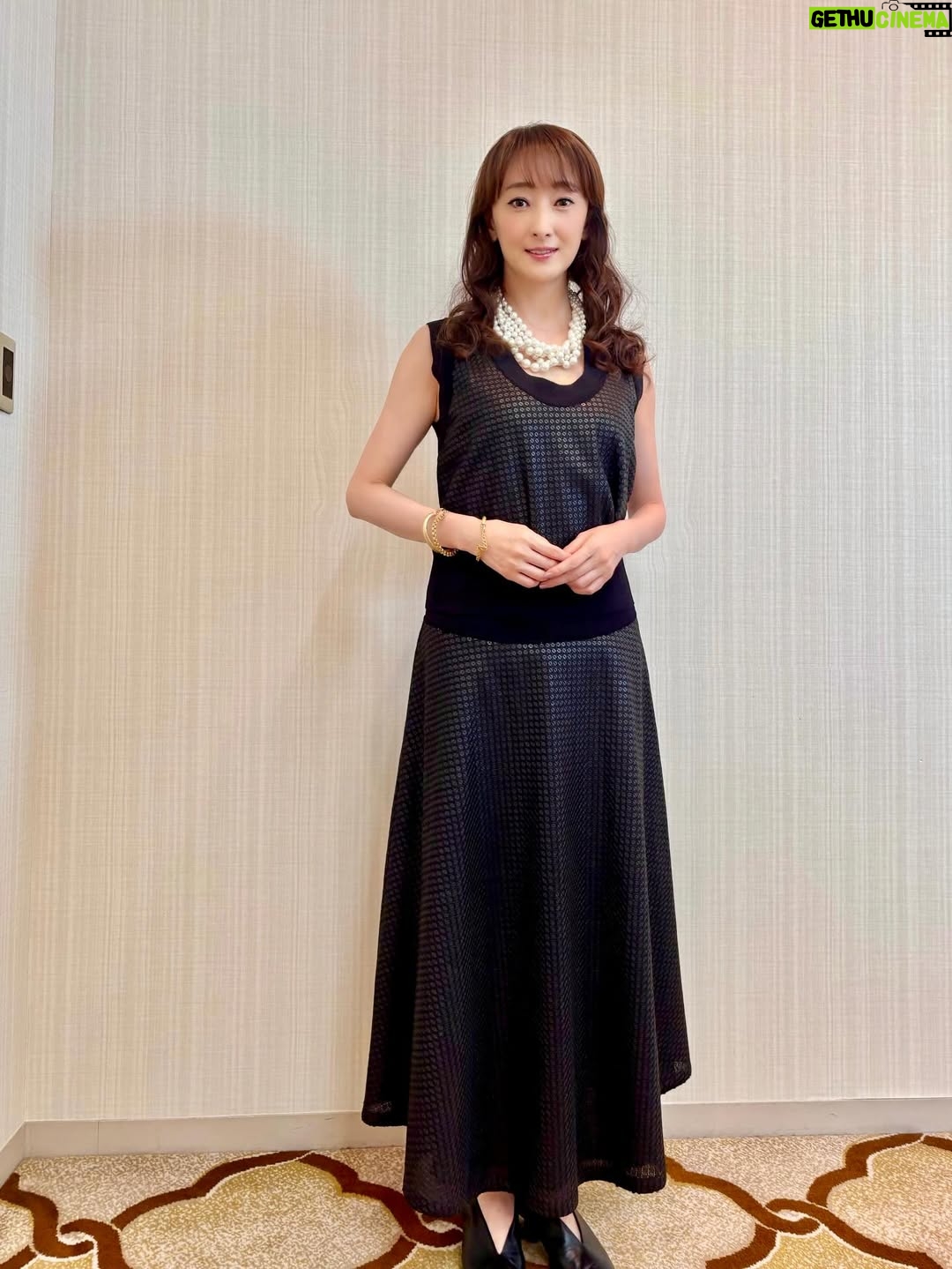 Mari Hanafusa - 4.6K Likes - 今日はミュージカル「バグダッド•カフェ」の制作発表でした。くみさん（森公美子さん）と2人で「Calling you」を歌唱披露しました♪
素敵な曲ですが、やはり緊張する〜💦
終わってからも取材、撮影と一日かがりでクタクタになりましたが、だんだんと「バグダッド•カフェ」モードになってきております☺️
11/2からシアタークリエ、そして愛知、大阪、富山と行きます！詳しくは公式HPをご覧ください。
ぜひ皆様観にいらしてくださいね😊
衣装　malo  マーロ
#malo
#森公美子　さん#花總まり#バグダッドカフェ#シアタークリエ#