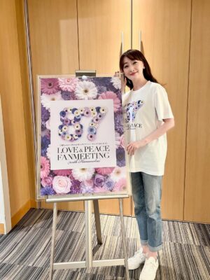 Mari Hanafusa Instagram - 昨日は「花の会」のファンミーティングでした🎉
待ちに待ったこの日❣️
本当に本当に幸せな一日でした。コロナ以降、入出待ちがなくなる事が多くなり、皆様とお話する機会が減ってしまっていたので、一年に一度のこの日が何よりも私にとって最高に幸せな日なのです。

急遽、いらっしゃる事ができなくなってしまった方、ご都合が合わずいらっしゃることができなかった方のところにも飛んで行って日頃のお礼をお伝えしたいくらいです！

本当に本当にいつも応援してくださりありがとうございます✨

そして、巧みなトークと進行でこのイベントを盛り上げてくださる中井美穂さんにも感謝の気持ちでいっぱです❣️

私のまわりには
本当に「大きな愛」がいっぱいです！

本当に本当にありがとうございました❣️

今回新しく作ったグッズは通販の方で購入できるようになりますので、ホームページをチェックしてくださいね😊

#この日もリペアジェルに支えられてました
#100%美容液#リペアジェル