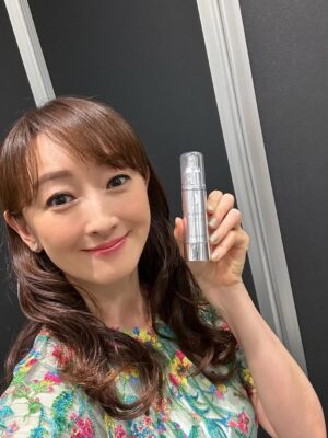 Mari Hanafusa Instagram - 昨日は「花の会」のファンミーティングでした🎉
待ちに待ったこの日❣️
本当に本当に幸せな一日でした。コロナ以降、入出待ちがなくなる事が多くなり、皆様とお話する機会が減ってしまっていたので、一年に一度のこの日が何よりも私にとって最高に幸せな日なのです。

急遽、いらっしゃる事ができなくなってしまった方、ご都合が合わずいらっしゃることができなかった方のところにも飛んで行って日頃のお礼をお伝えしたいくらいです！

本当に本当にいつも応援してくださりありがとうございます✨

そして、巧みなトークと進行でこのイベントを盛り上げてくださる中井美穂さんにも感謝の気持ちでいっぱです❣️

私のまわりには
本当に「大きな愛」がいっぱいです！

本当に本当にありがとうございました❣️

今回新しく作ったグッズは通販の方で購入できるようになりますので、ホームページをチェックしてくださいね😊

#この日もリペアジェルに支えられてました
#100%美容液#リペアジェル