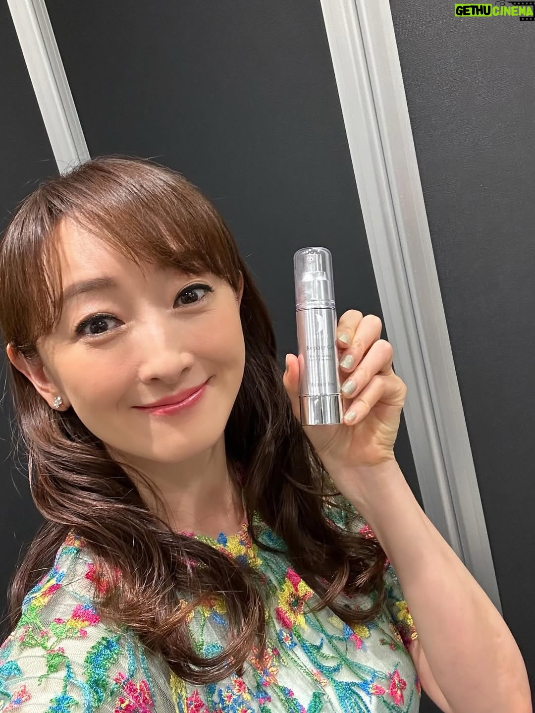Mari Hanafusa - 5.4K Likes - 昨日は「花の会」のファンミーティングでした🎉
待ちに待ったこの日❣️
本当に本当に幸せな一日でした。コロナ以降、入出待ちがなくなる事が多くなり、皆様とお話する機会が減ってしまっていたので、一年に一度のこの日が何よりも私にとって最高に幸せな日なのです。

急遽、いらっしゃる事ができなくなってしまった方、ご都合が合わずいらっしゃることができなかった方のところにも飛んで行って日頃のお礼をお伝えしたいくらいです！

本当に本当にいつも応援してくださりありがとうございます✨

そして、巧みなトークと進行でこのイベントを盛り上げてくださる中井美穂さんにも感謝の気持ちでいっぱです❣️

私のまわりには
本当に「大きな愛」がいっぱいです！

本当に本当にありがとうございました❣️

今回新しく作ったグッズは通販の方で購入できるようになりますので、ホームページをチェックしてくださいね😊

#この日もリペアジェルに支えられてました
#100%美容液#リペアジェル