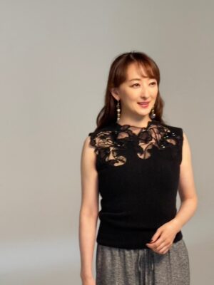 Mari Hanafusa Instagram - 昨日は一日「パグァ」のビジュアル撮影と取材デーでした。
今回のビジュアル撮影は、より実際の舞台に近づけたものなので、前回とはまた印象が違うかな。出来上がりが待ち遠しいです😃

写真は取材の時の。
「パグァ」の取材だからか撮影のときカメラマンから、「こちらをにらんでください」とか「怖い顔で」とか要求されるんだけど、怖い役なわけではないんだけどなぁ。。たしかに殺し屋だけど、歳をとった一人の女性で心の中は深い哀しみと、、、と考え出すととまらない💦とりあえず、しばらくは「パグァ」はお預け。

衣装
エルマン シェルビーノ
ピアス
マナ ローザ  ジュエル