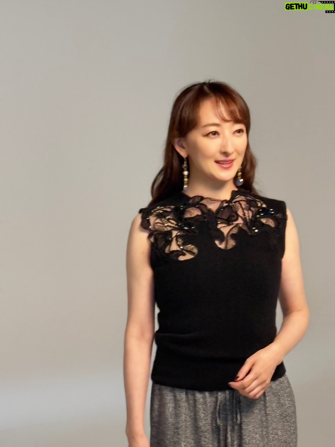 Mari Hanafusa - 4.6K Likes - 昨日は一日「パグァ」のビジュアル撮影と取材デーでした。
今回のビジュアル撮影は、より実際の舞台に近づけたものなので、前回とはまた印象が違うかな。出来上がりが待ち遠しいです😃

写真は取材の時の。
「パグァ」の取材だからか撮影のときカメラマンから、「こちらをにらんでください」とか「怖い顔で」とか要求されるんだけど、怖い役なわけではないんだけどなぁ。。たしかに殺し屋だけど、歳をとった一人の女性で心の中は深い哀しみと、、、と考え出すととまらない💦とりあえず、しばらくは「パグァ」はお預け。

衣装
エルマン シェルビーノ
ピアス
マナ ローザ  ジュエル
