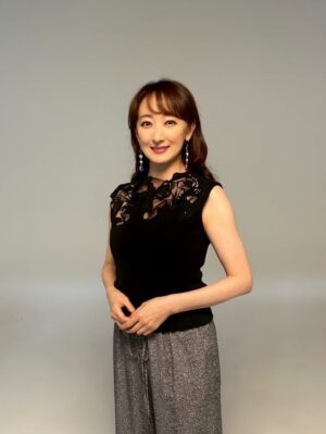 Mari Hanafusa Instagram - 昨日は一日「パグァ」のビジュアル撮影と取材デーでした。
今回のビジュアル撮影は、より実際の舞台に近づけたものなので、前回とはまた印象が違うかな。出来上がりが待ち遠しいです😃

写真は取材の時の。
「パグァ」の取材だからか撮影のときカメラマンから、「こちらをにらんでください」とか「怖い顔で」とか要求されるんだけど、怖い役なわけではないんだけどなぁ。。たしかに殺し屋だけど、歳をとった一人の女性で心の中は深い哀しみと、、、と考え出すととまらない💦とりあえず、しばらくは「パグァ」はお預け。

衣装
エルマン シェルビーノ
ピアス
マナ ローザ  ジュエル