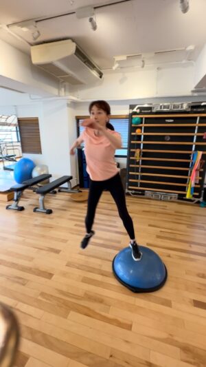 Mari Hanafusa Instagram - 暑さに負けず、今日も頑張りました😤
家では手品の練習。
先日、2回目の手品稽古があり、さらにミッションが増えました。
台本と譜面がくるまえに寝ててもできるくらいにしておきたいです✊
#トレーニング