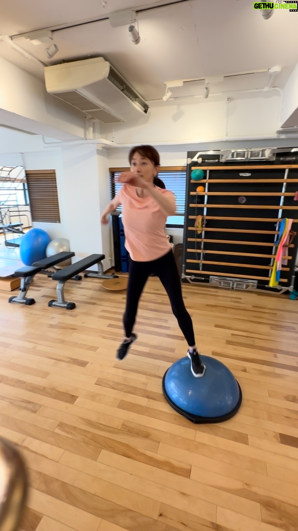Mari Hanafusa - 5.8K Likes - 暑さに負けず、今日も頑張りました😤
家では手品の練習。
先日、2回目の手品稽古があり、さらにミッションが増えました。
台本と譜面がくるまえに寝ててもできるくらいにしておきたいです✊
#トレーニング