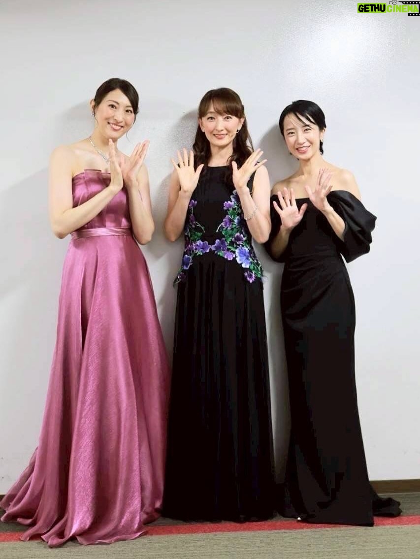 Mari Hanafusa - 5.7K Likes - 昨日、「べらぼう　ありがた山のコンサート」神戸公演、無事に終了致しました。

久しぶりの神戸！三ノ宮！
とても懐かしかったです。

東京に引き続き大河ドラマ「べらぼう」の世界に朗読として出演できたこと、本当に幸せでした✨✨

写真はトークゲストの映美くららちゃんと、珠城りょうさんと。
そして2枚目は今回着用したドレスの全身写真（下から撮ってもらったら妙に縦長の私になりました😅）

#映美くらら　さん#珠城りょう　さん#べらぼう#大河ドラマ
