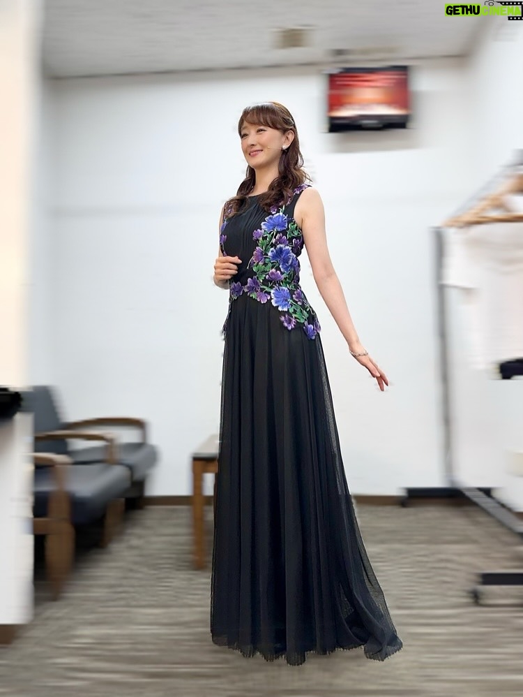 Mari Hanafusa - 5.7K Likes - 昨日、「べらぼう　ありがた山のコンサート」神戸公演、無事に終了致しました。

久しぶりの神戸！三ノ宮！
とても懐かしかったです。

東京に引き続き大河ドラマ「べらぼう」の世界に朗読として出演できたこと、本当に幸せでした✨✨

写真はトークゲストの映美くららちゃんと、珠城りょうさんと。
そして2枚目は今回着用したドレスの全身写真（下から撮ってもらったら妙に縦長の私になりました😅）

#映美くらら　さん#珠城りょう　さん#べらぼう#大河ドラマ