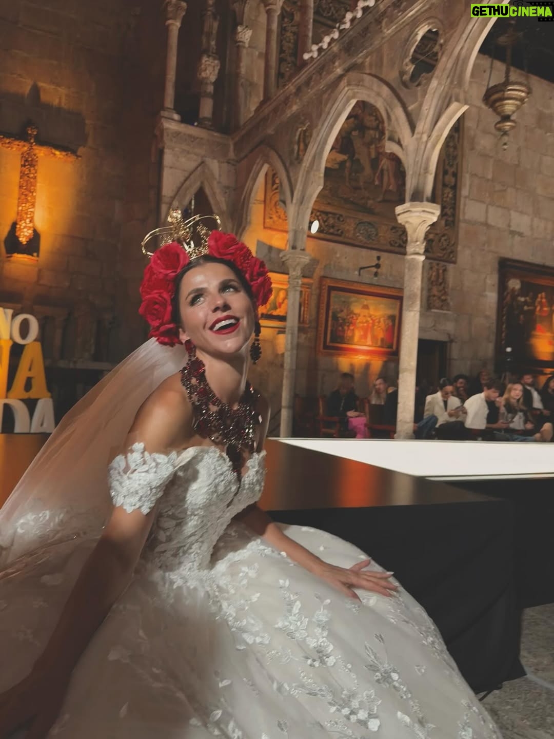 María Fernanda Yépes - 24.6K Likes - Situación: 
1 capítulo y presentación del personaje de Elizabeth cordero en la pasarela de Milán 

Locación: el espectacular teatro Helénico en la CDMX 

Proyecto: @dinastiacasillas 

Expectativa y resultados : se los dejo a ustedes querido público.

Plataforma: @telemundo 

Styling: el gran @yfoltzer 

Ganitas y amor: todo el del mundo❤️

Anécdota: casi no podía caminar con ese vestido 🥵🫣 ya se imaginarán…