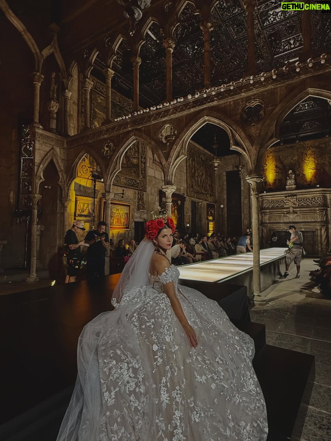 María Fernanda Yépes - 24.6K Likes - Situación: 
1 capítulo y presentación del personaje de Elizabeth cordero en la pasarela de Milán 

Locación: el espectacular teatro Helénico en la CDMX 

Proyecto: @dinastiacasillas 

Expectativa y resultados : se los dejo a ustedes querido público.

Plataforma: @telemundo 

Styling: el gran @yfoltzer 

Ganitas y amor: todo el del mundo❤️

Anécdota: casi no podía caminar con ese vestido 🥵🫣 ya se imaginarán…