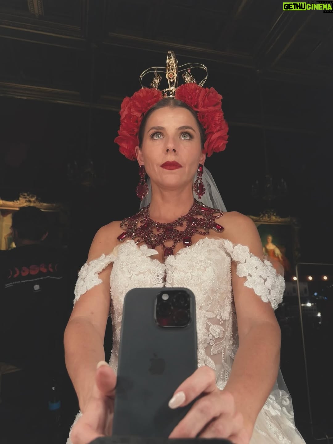 María Fernanda Yépes - 24.6K Likes - Situación: 
1 capítulo y presentación del personaje de Elizabeth cordero en la pasarela de Milán 

Locación: el espectacular teatro Helénico en la CDMX 

Proyecto: @dinastiacasillas 

Expectativa y resultados : se los dejo a ustedes querido público.

Plataforma: @telemundo 

Styling: el gran @yfoltzer 

Ganitas y amor: todo el del mundo❤️

Anécdota: casi no podía caminar con ese vestido 🥵🫣 ya se imaginarán…