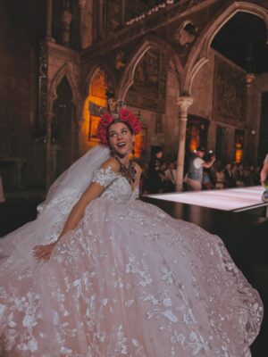 María Fernanda Yépes Instagram - Situación: 
1 capítulo y presentación del personaje de Elizabeth cordero en la pasarela de Milán 

Locación: el espectacular teatro Helénico en la CDMX 

Proyecto: @dinastiacasillas 

Expectativa y resultados : se los dejo a ustedes querido público.

Plataforma: @telemundo 

Styling: el gran @yfoltzer 

Ganitas y amor: todo el del mundo❤️

Anécdota: casi no podía caminar con ese vestido 🥵🫣 ya se imaginarán…