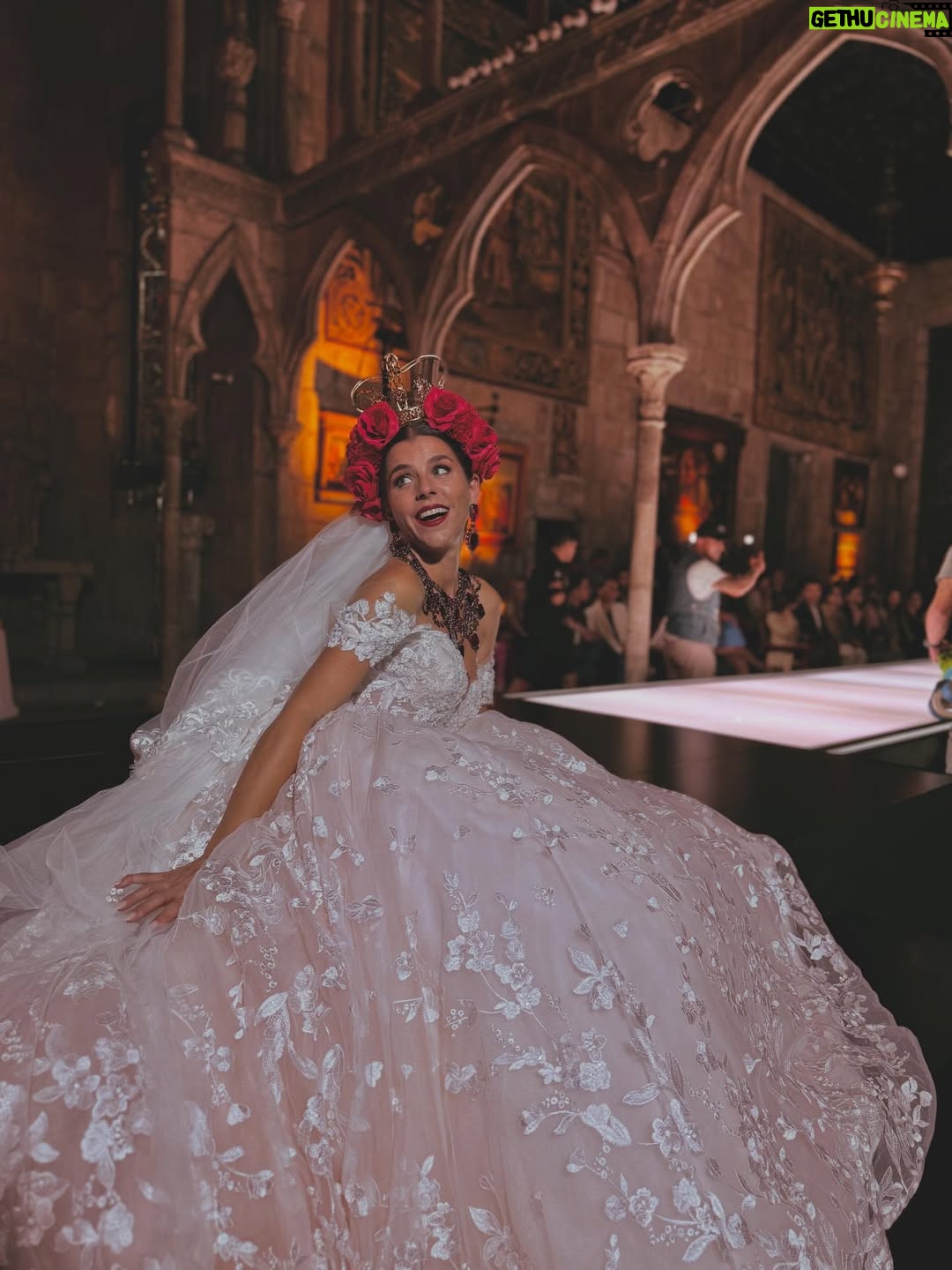 María Fernanda Yépes - 24.6K Likes - Situación: 
1 capítulo y presentación del personaje de Elizabeth cordero en la pasarela de Milán 

Locación: el espectacular teatro Helénico en la CDMX 

Proyecto: @dinastiacasillas 

Expectativa y resultados : se los dejo a ustedes querido público.

Plataforma: @telemundo 

Styling: el gran @yfoltzer 

Ganitas y amor: todo el del mundo❤️

Anécdota: casi no podía caminar con ese vestido 🥵🫣 ya se imaginarán…