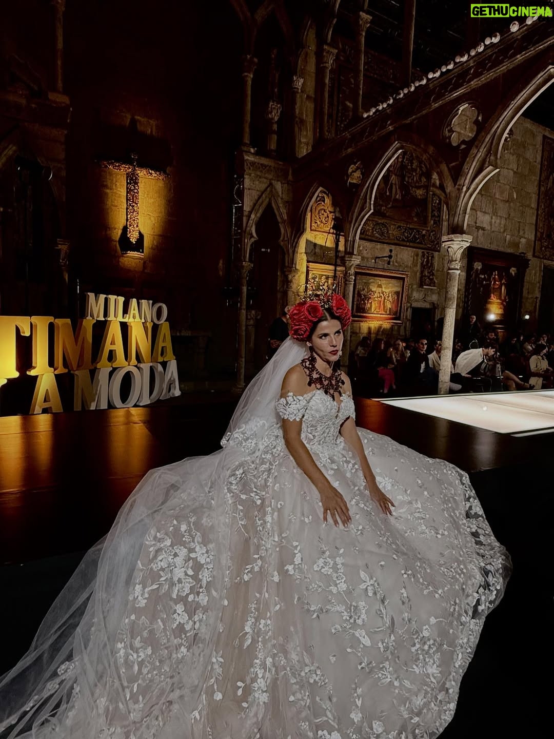María Fernanda Yépes - 24.6K Likes - Situación: 
1 capítulo y presentación del personaje de Elizabeth cordero en la pasarela de Milán 

Locación: el espectacular teatro Helénico en la CDMX 

Proyecto: @dinastiacasillas 

Expectativa y resultados : se los dejo a ustedes querido público.

Plataforma: @telemundo 

Styling: el gran @yfoltzer 

Ganitas y amor: todo el del mundo❤️

Anécdota: casi no podía caminar con ese vestido 🥵🫣 ya se imaginarán…