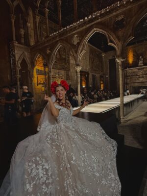 María Fernanda Yépes Instagram - Situación: 
1 capítulo y presentación del personaje de Elizabeth cordero en la pasarela de Milán 

Locación: el espectacular teatro Helénico en la CDMX 

Proyecto: @dinastiacasillas 

Expectativa y resultados : se los dejo a ustedes querido público.

Plataforma: @telemundo 

Styling: el gran @yfoltzer 

Ganitas y amor: todo el del mundo❤️

Anécdota: casi no podía caminar con ese vestido 🥵🫣 ya se imaginarán…