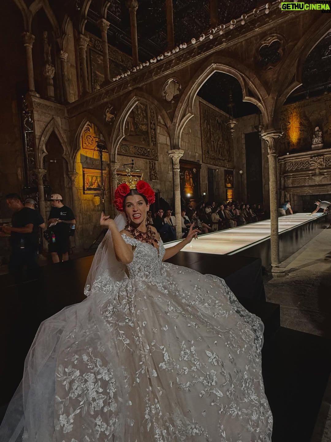 María Fernanda Yépes - 24.6K Likes - Situación: 
1 capítulo y presentación del personaje de Elizabeth cordero en la pasarela de Milán 

Locación: el espectacular teatro Helénico en la CDMX 

Proyecto: @dinastiacasillas 

Expectativa y resultados : se los dejo a ustedes querido público.

Plataforma: @telemundo 

Styling: el gran @yfoltzer 

Ganitas y amor: todo el del mundo❤️

Anécdota: casi no podía caminar con ese vestido 🥵🫣 ya se imaginarán…